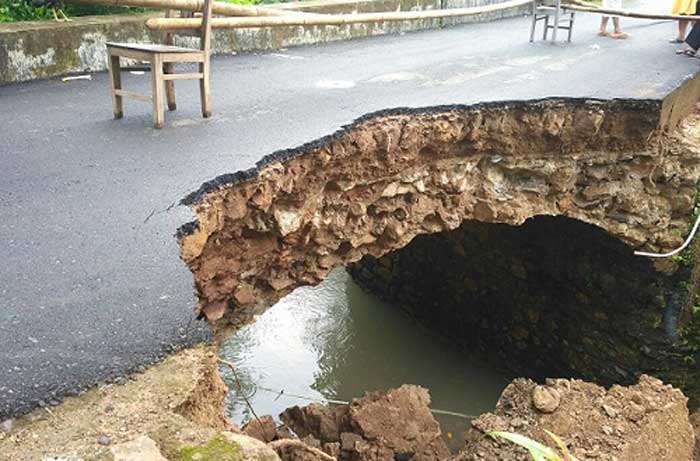 Kondisi badan jembatan yang ambrol diterjang banjir bandang. Foto: istimewa