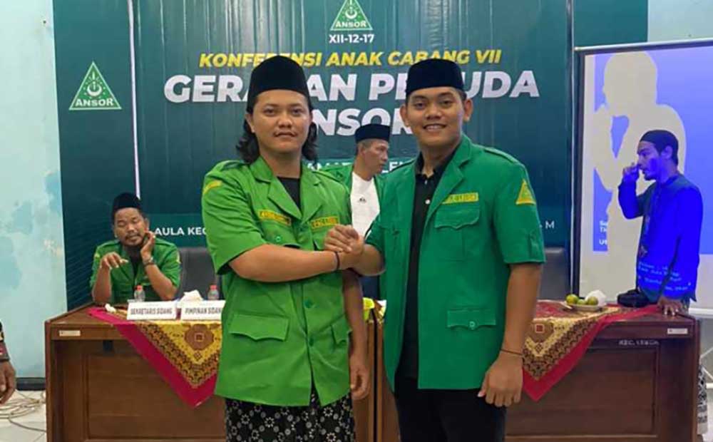Gus Sahil (kiri) bersama Gus Syadad, Ketua PAC Lekok sebelumnya.