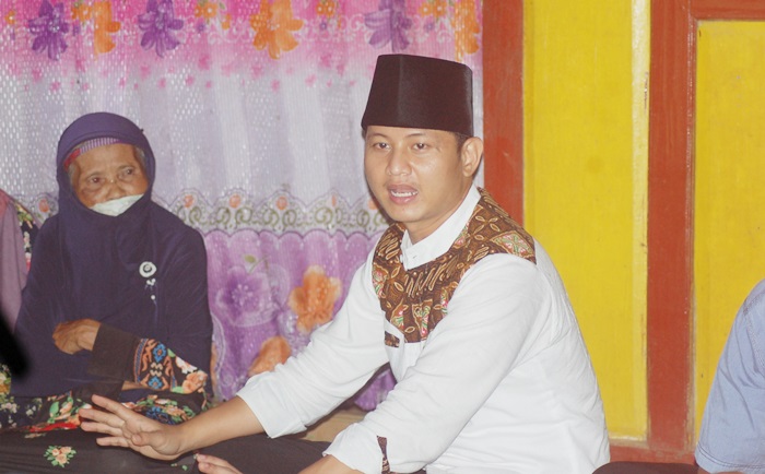 Cabup Arifin saat menemui Jamaah Yasin Dusun Pathuk, Desa Pule. foto: HERMAN/ BANGSAONLINE