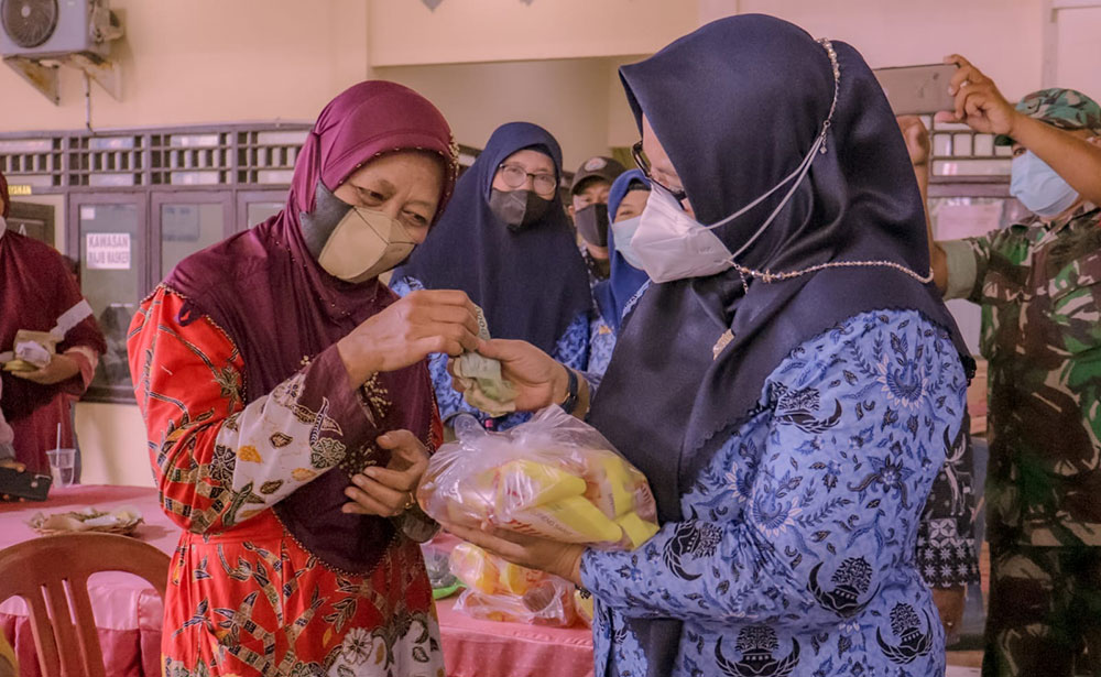 Wabup Aminatun Habibah saat menghadiri pasar murah minyak goreng di Desa Bulurejo, Kamis (17/2). foto: SYUHUD/ BANGSAONLINE
