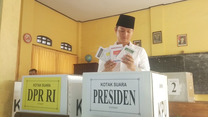 Wabup Trenggalek Moh. Nur Arifin saat di TPS 11. foto: HERMAN/ BANGSAONLINE