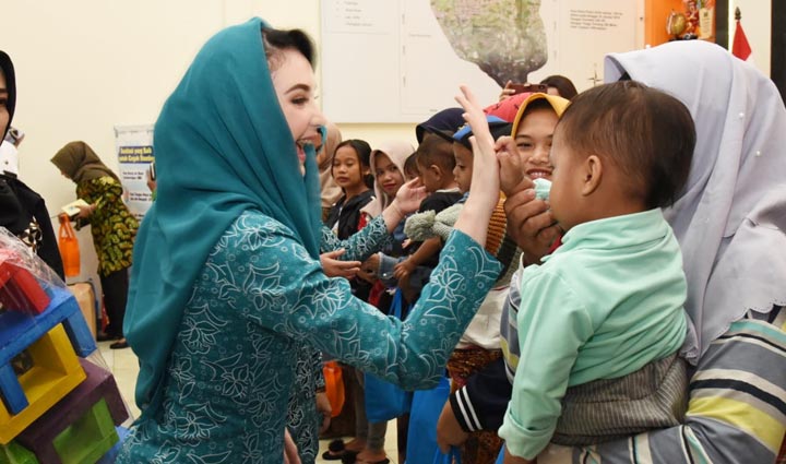 Ketua TP PKK Provinsi Jawa Timur, Arumi Bachsin bercanda dengan seorang balita di Desa Pujon Kidul Kecamatan Pujon, Kabupaten Malang. foto: ist.