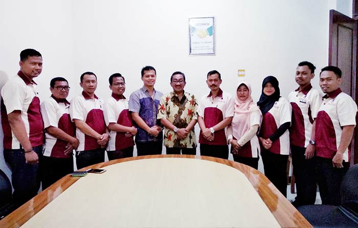 Direktur LBH Fajar Trilaksana & Rekan A. Fajar Yulianto, S.H, bersama para lawyer usai audensi dengan PN Gresik.