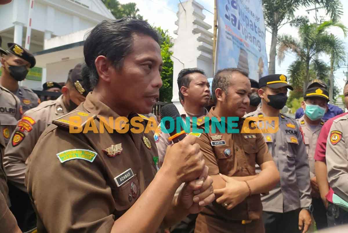 Kasi Intel Kejari Sampang saat menemui aksi AMSB. Foto: MUTAMMIM/BANGSAONLINE
