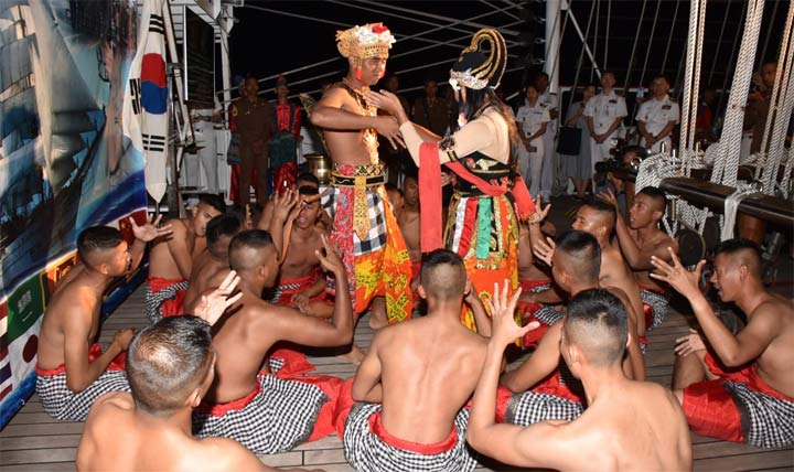 Taruna Akademi Angkatan Laut tingkat III Angkatan ke-66 saat menampilkan tari-tarian dalam Cocktail Party di KRI Bimasuci.