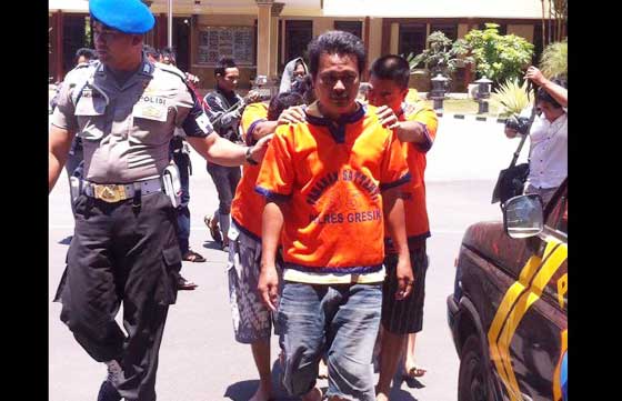 Para tersangka ketika diekspos Polres Gresik. foto: syuhud/BANGSAONLINE