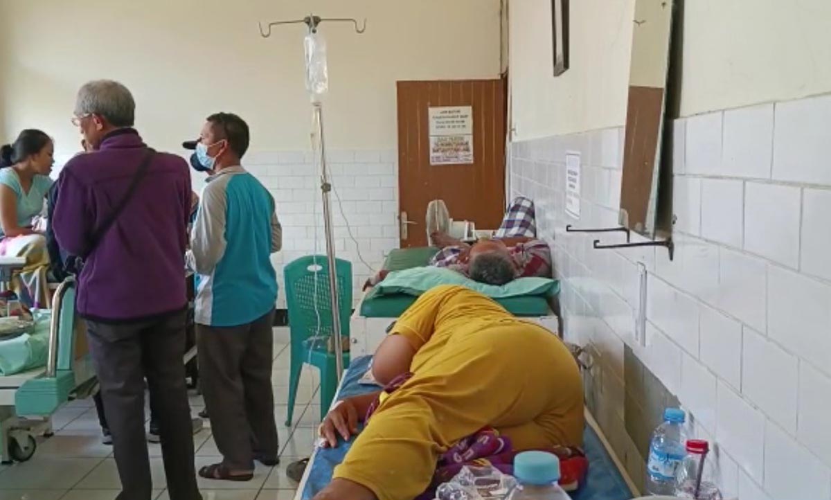 Sejumlah warga Kalilom Lor yang diduga alami keracunan saat menjalani di salah satu rumah sakit.