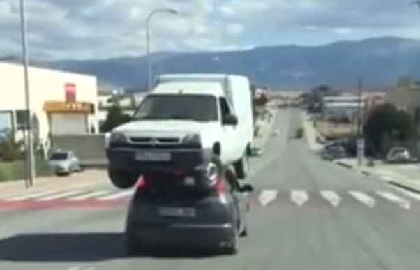 Mobil naik mobil... ada tuh.... jangan tiru adegan ini di rumah. adegan dilakukan oleh orang 