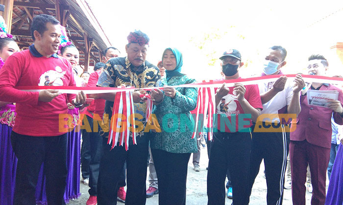 Plt Bupati Nganjuk, Marhaen Djumadi, saat sebagai tanda pembukaan Pameran Temporer di Museum Anjuk Ladang. Foto: BAMBANG DWI JULIANTO/BANGSAONLINE