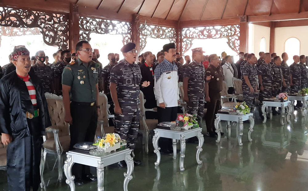 Mahasiswa Sekolah Tinggi Teknologi Angkatan Laut (STTAL) Surabaya didampingi Komandan STAAL, Laksamana Pertama TNI Mukhlis, saat silaturahmi dengan Wabup Pamekasan di Mandhapa Aghung Ronggosukwati.