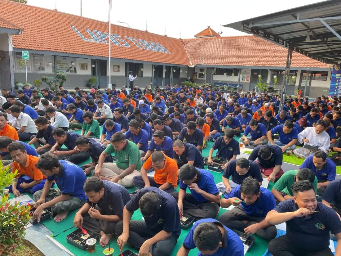 Ratusan warga binaan Lapas Tuban saat makan bersama olahan daging kurban