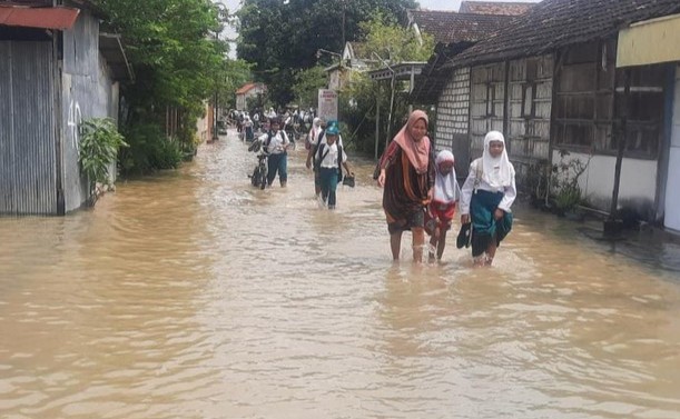 Banjir akibat luapan sungai Moropelang yang merendam Desa setempat