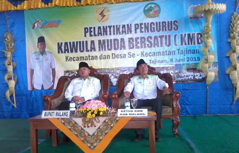 Bupati Malang Rendra Kresna dan Ketua KMB, Slamet Suyono. (foto: tuhu priyono/BANGSAONLINE)