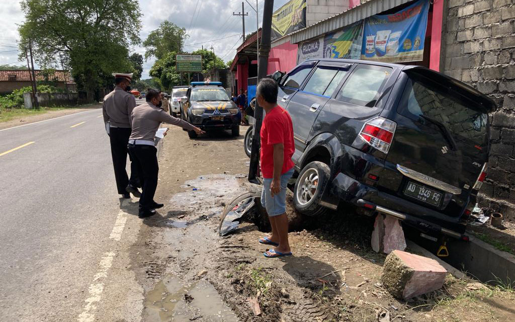 Kondisi minibus terperosok ke parit usai terlibat laka dengan pengendara motor.