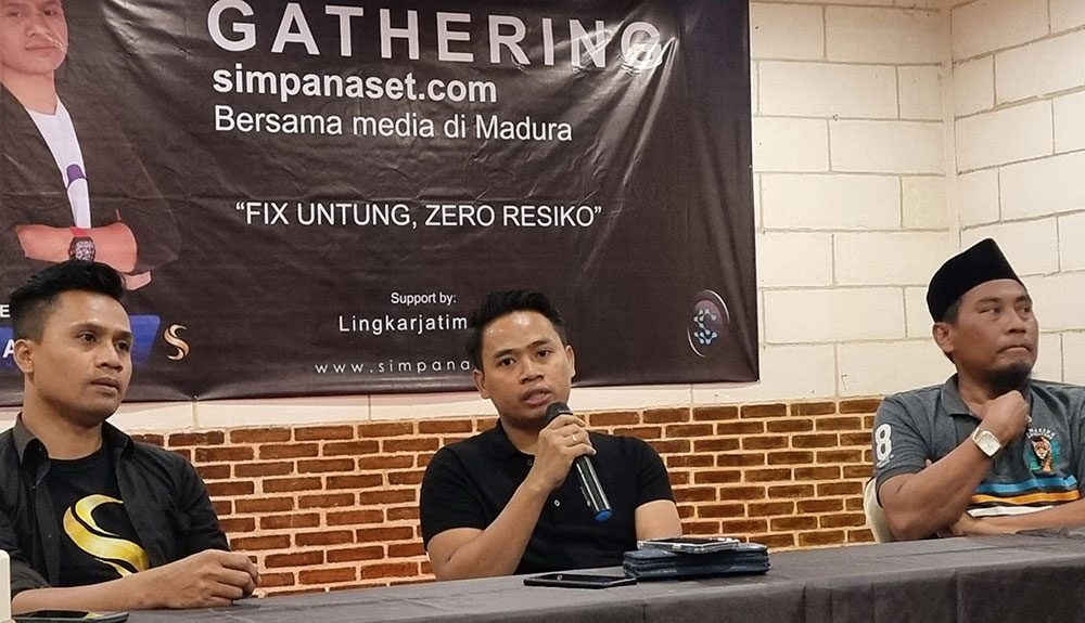 Abdus Somad, Founder Simpanaset.com, saat menjelaskan tentang platform simpanaset.com dalam konferensi pers, Senin (18/7/2022).