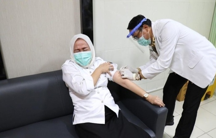 Awali Suntik Vaksin di Bojonegoro, Bupati Anna Muawannah Sempat Kesakitan