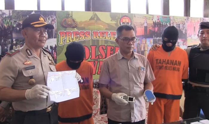 Kapolsek Lawang Kompol Gaguk Sulistyo Budi (kiri) saat rilis persnya bersama kedua pelaku berikut barang bukti.