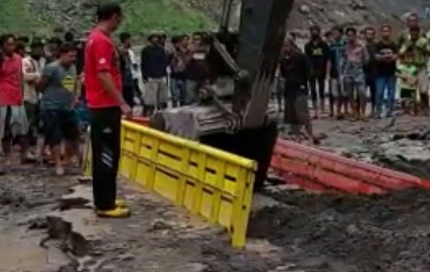 Proses evakuasi truk terjebak banjir lahar dingin, di Kali Gendol, Kecamatan Cangkringan, Sleman, DI Yogyakarta, Selasa (19/4) siang. Foto : Kompas