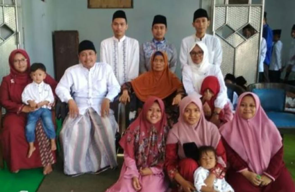 KH Romadon Sukardi bersama keluarganya. Foto: ist