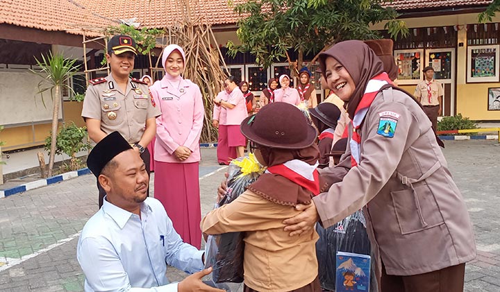 Ketua DPRD Gresik, Fandi Akhmad Yani memberikan bantuan perangkat sekolah kepada siswa SLB saat upacara sumpah pemuda. foto: SYUHUD/ BANGSAONLINE
