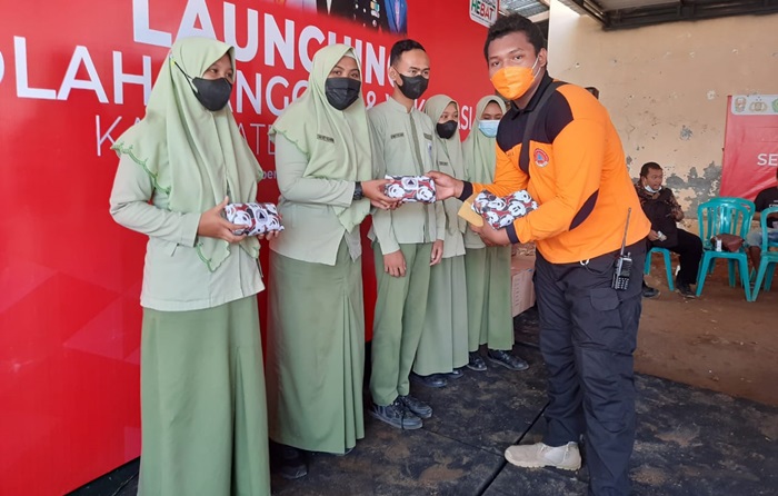 Budi Cahyono, Koordinator FRPB Pamekasan saat memberikan doorprize kepada para siswa.