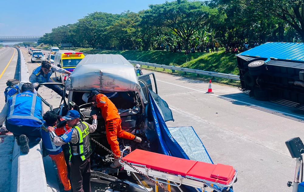 Kondisi kedua kendaraan usai terlibat laka tabrak belakang. Foto: ZAINAL ABIDIN/BO