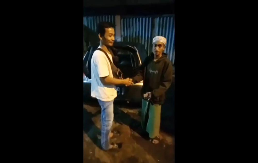 Foto antara penjual dan pembeli saat bertransaksi di pinggir jalan untuk penyerahan kendaraan.