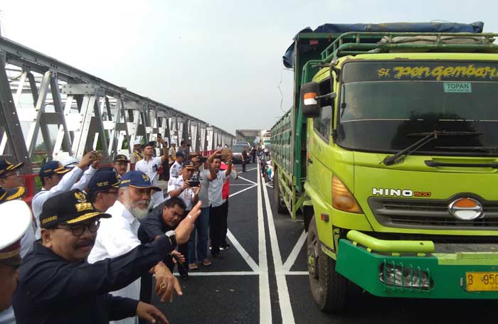 Gubernur Jatim Soekarwo saat memantau uji coba jembatan.