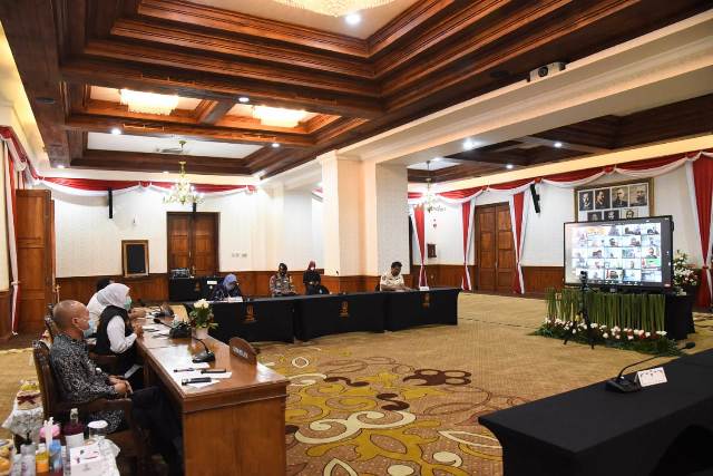 Gubernur Jawa Timur Khofifah Indar Parawansa saat mengikuti jalannya Virtual Meeting dengan Kepala sekolah SMA-SMK se-Jatim tentang Antisipasi Demo Omnibus Law yang melibatkan Pelajar Via Zoom di Gedung Negara Grahadi Surabaya, Selasa (13/10). foto: ist/ bangsaonline.com