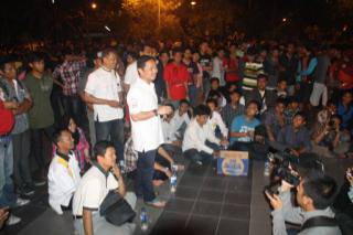 Anis Matta saat berdialog dengan pengunjung di Taman Bungkul. foto:diday/BANGSAONLINE