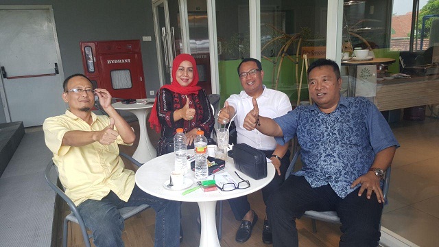 Ketua Golkar Ahmad Nurhamim, Ketua Demokrat Eddy Santoso, Ketua PDI Perjuangan Siti Muafiyah dan Ketua PPP Ahmad Nadir saat  pertemuan.
foto:  syuhud/ bangsaonline
