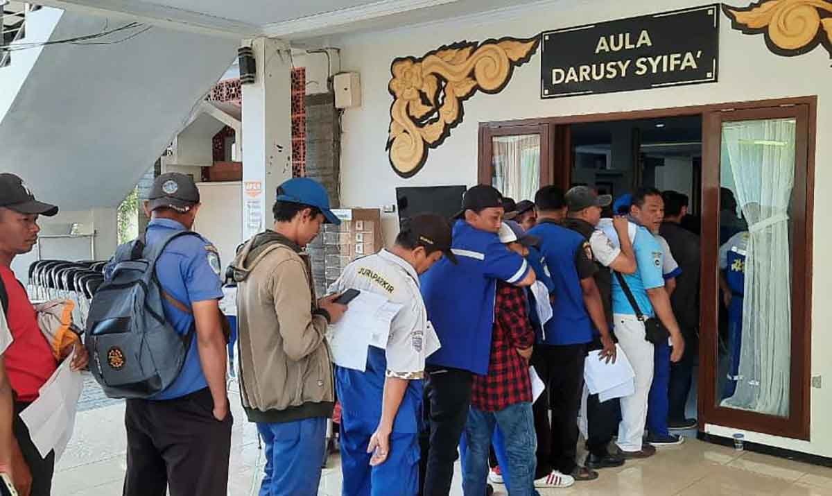 Para juru parkir saat antre untuk pemeriksaan di RSUD Dr Soebandi, Jember.