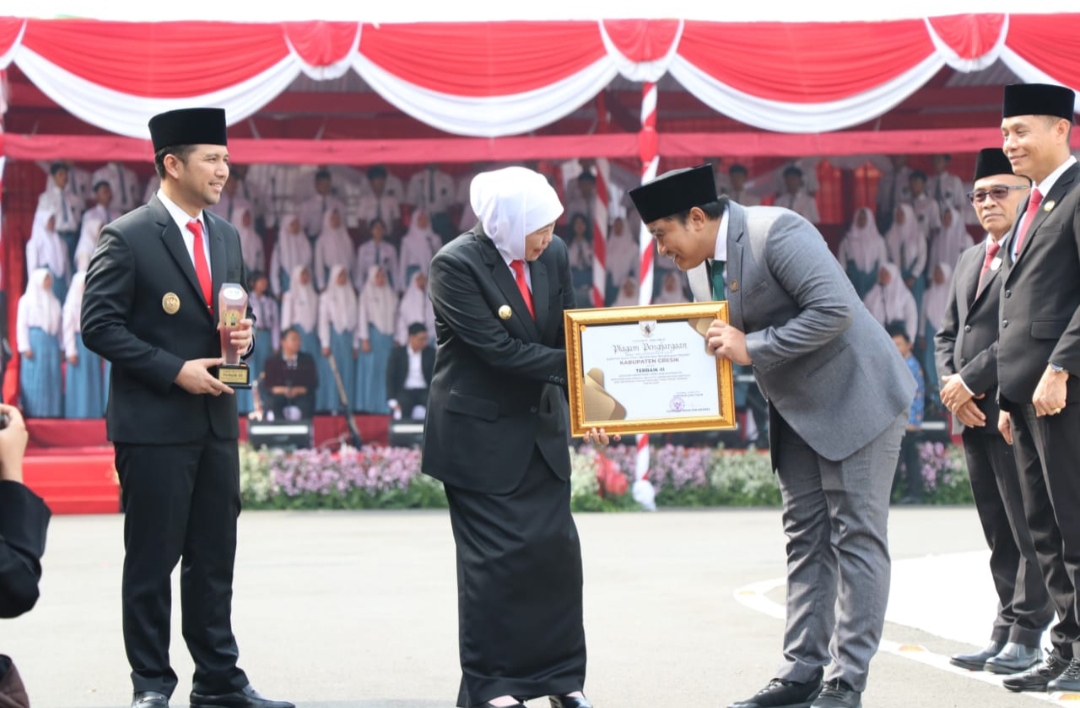 Ketua DPRD Gresik, M Syahrul Munir menerima penghargaan JDIH dari Gubernur Jatim, Khofifah Indar Parawansa. FOTO: ist.