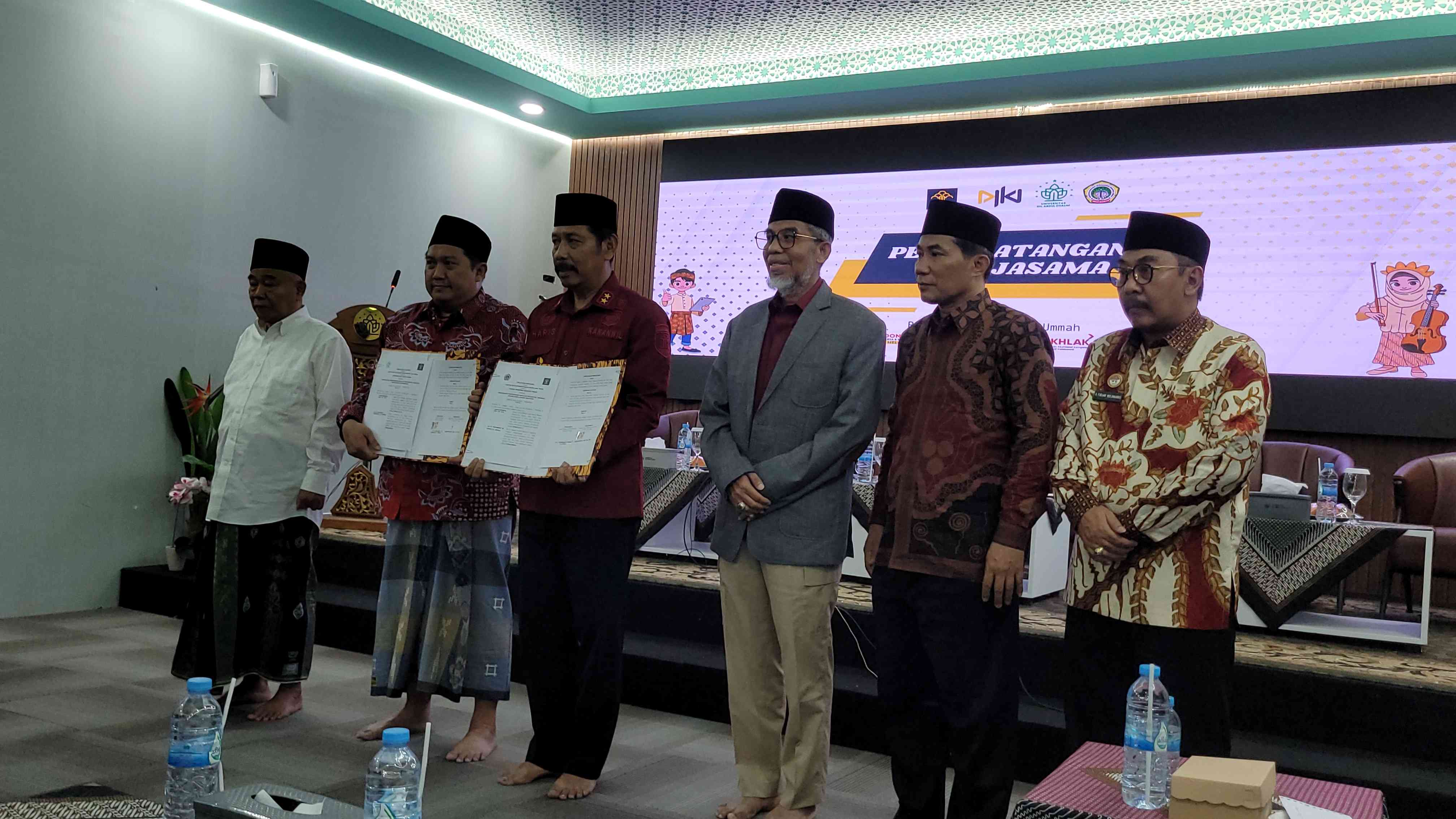 Kerjasama UAC, Dirjen Kementerian Hukum Serahkan Surat Pencatatan Ciptaan Buku Kiai Asep