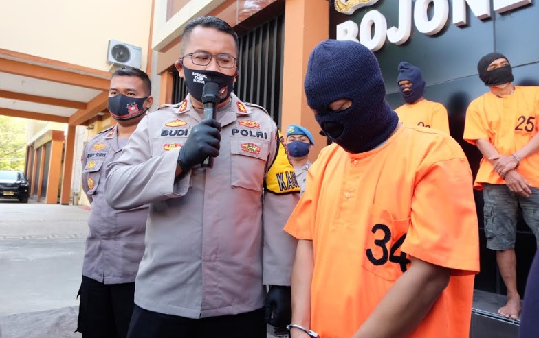 Kapolres Bojonegoro AKBP M Budi Hendrawan  ketika menanyai tersangka.
