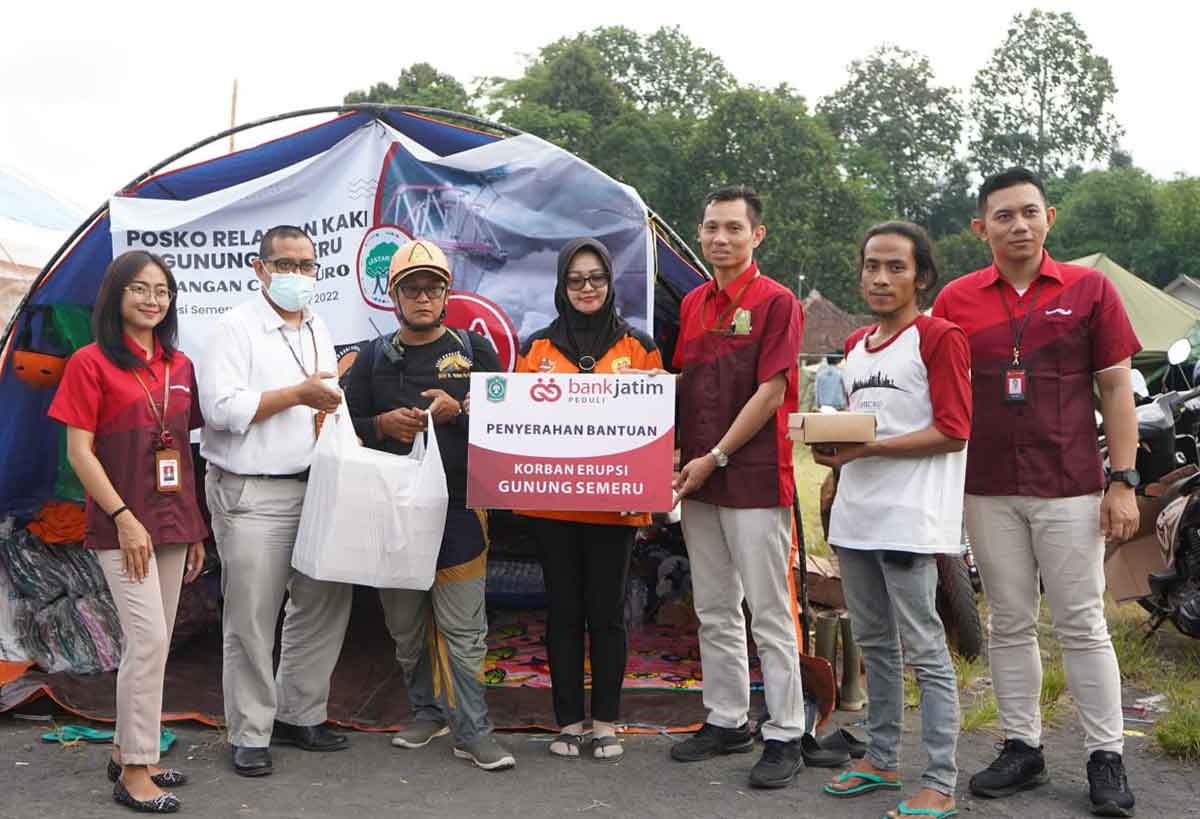 Pemberian bantuan dari Bank Jatim untuk pengungsi dan relawan erupsi Semeru di Lumajang.