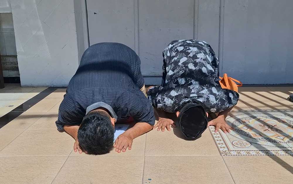 Sujud syukur napi usai menerima remisi. Foto: Ist.