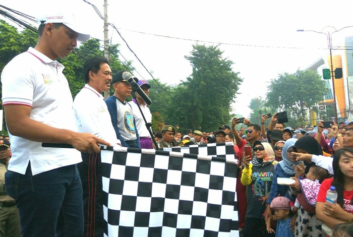 Wabup dan Kapolresta Sidoarjo saat bersiap memberangkatkan para peserta jalan sehat.