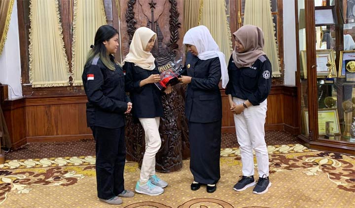 Gubernur Jawa Timur Khofifah Indar Parawansa menjamu makan siang tiga mahasiswi yang tergabung dalam Tim Barunastra ITS di Gedung Negara Grahadi. foto: ist