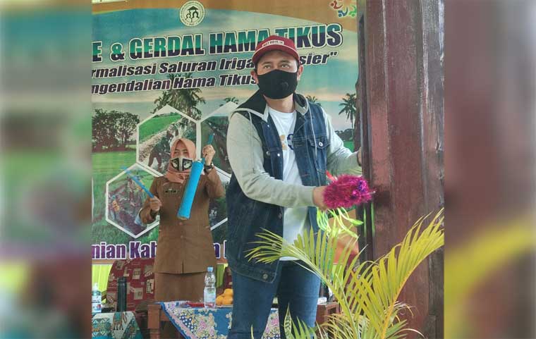 Bupati Nganjuk, H. Novi Rahman Hidayat memukul kentongan tanda dimulainya kegiatan perdana Gemarnosate. foto: BAMBANG/ BANGSAONLINE