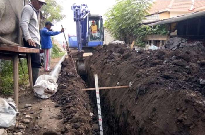 Proses pemasangan pipa distribusi sekunder di Desa Arjosari.