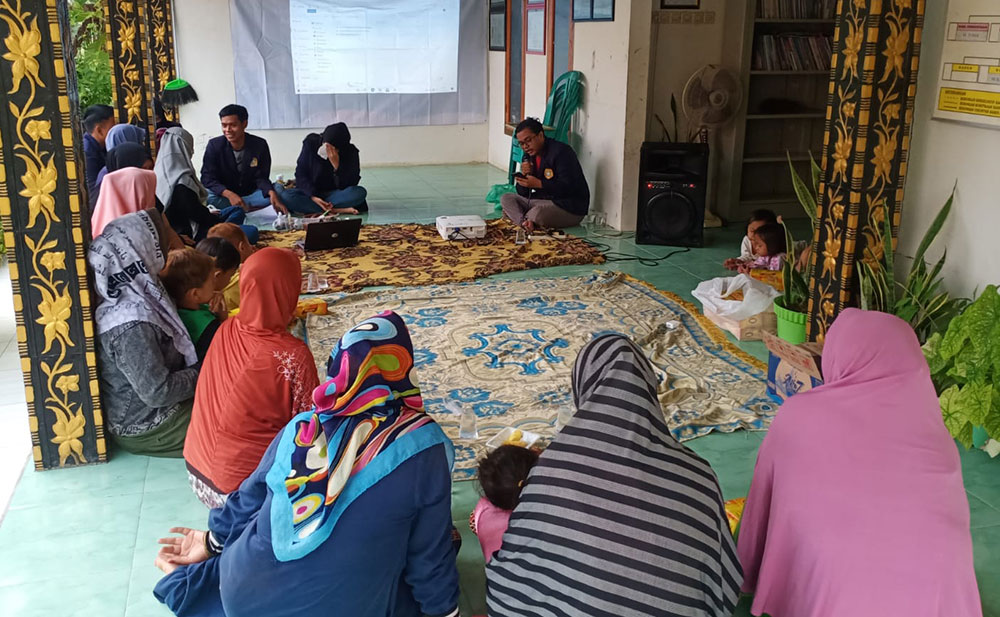 Pelatihan cara mengolah aneka kreasi masakan dari kacang tanah yang digelar mahasiswa KKN UTM 47.