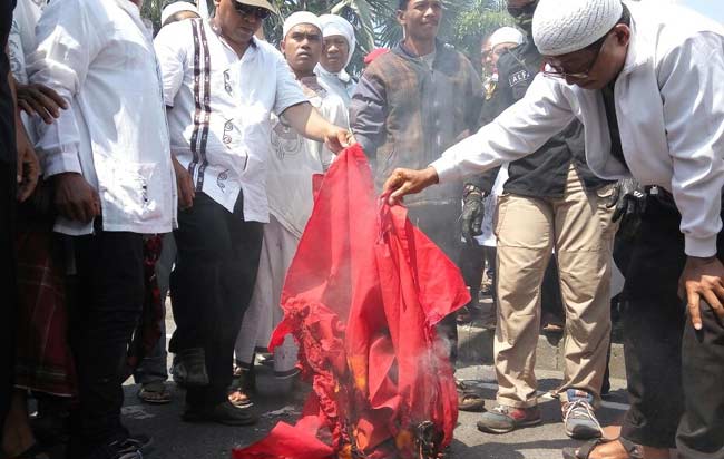 Demo Fornt Pancasila di depan gedung negara Grahadi Surabaya. 