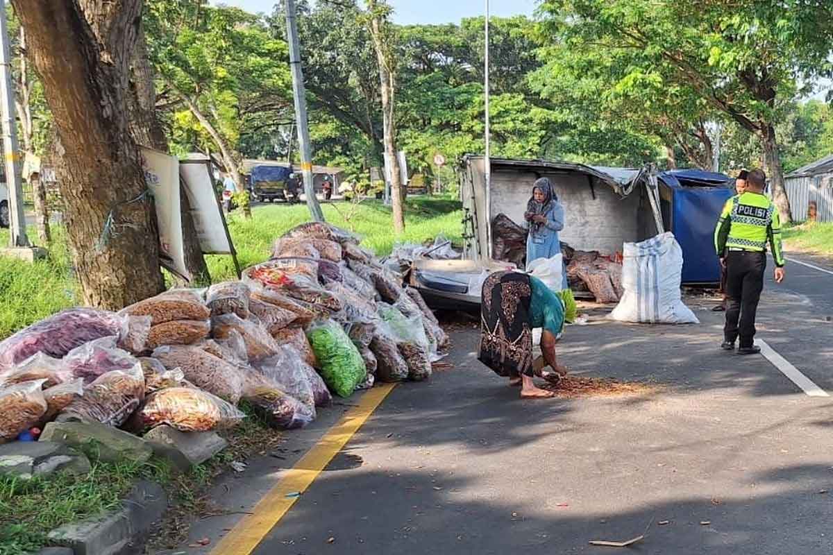 Kondisi pikap yang dikemudikan oleh Muhammad Ivandri (30), warga Sidoarjo pascaterguling di Jalan Raya Desa Morkepek, Kecamatan Labang, Bangkalan.