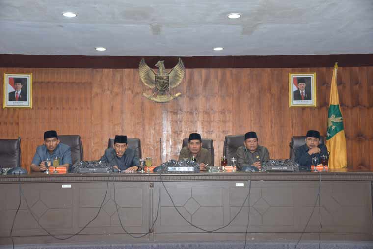 Ketua rapat sekaligus Ketua DPRD Sumenep, Herman Dali Kusuma (dua dari kiri), saat memimpin rapat. foto: hms