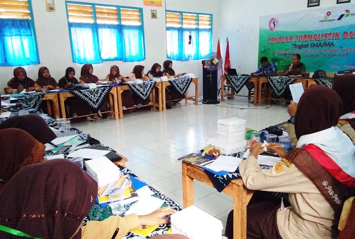 Para peserta mengikuti materi jurnalistik teknik reportase.