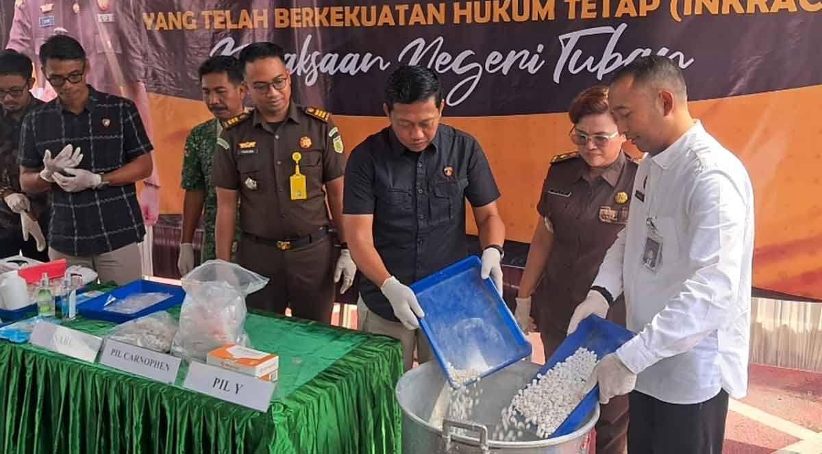 Pemusnahan barang bukti dari perkara tindak pidana yang telah berkekuatan hukum tetap atau inkracht yang dilakukan Kejari Tuban.