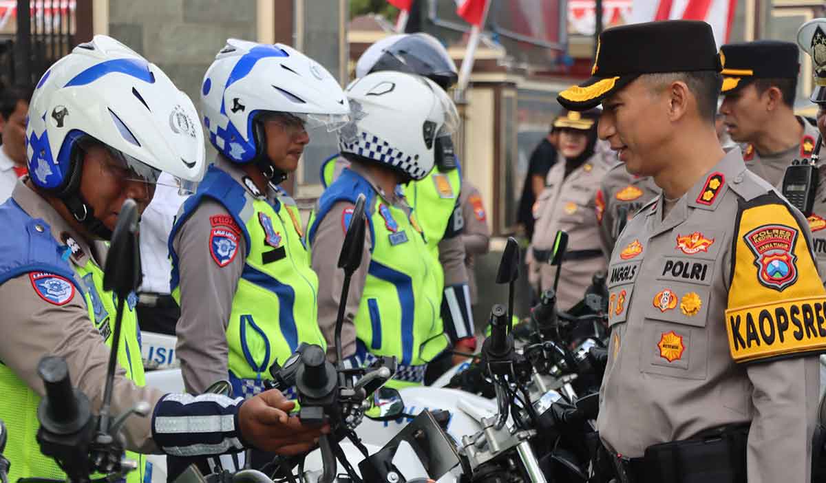 Kapolres Kediri Kota saat meninjau pasukan yang bertugas Operasi Patuh Semeru 2025. Foto: Ist
