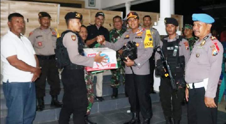 Kapolres saat meninjau proses rekapitulasi dan memberikan bingkisan.

