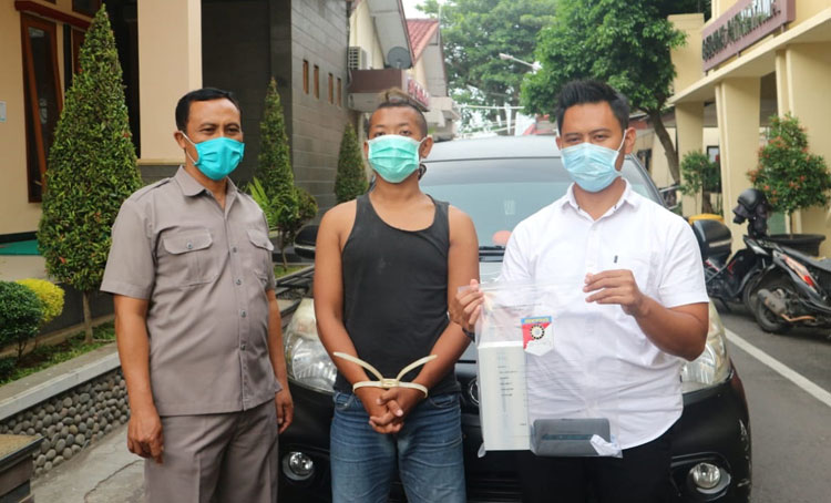 Tersangka (tengah) pencuri Hp digelandang ke Mapolres Blitar Kota.